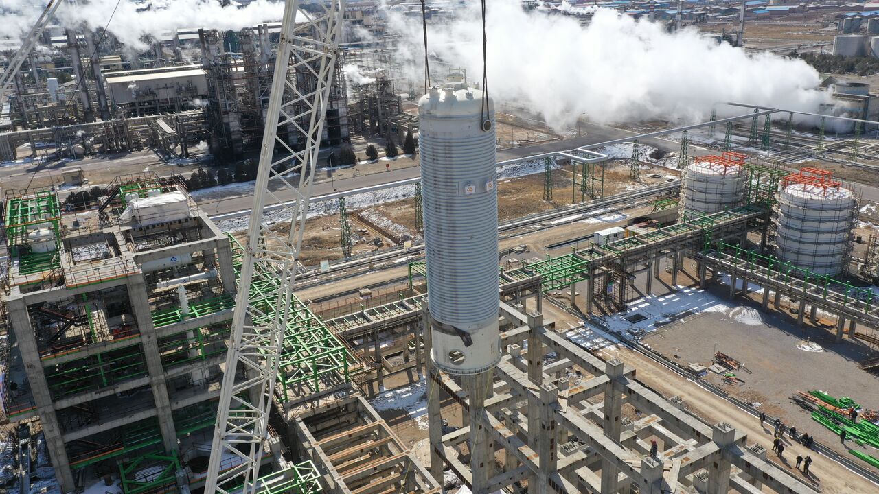 رآکتورهای فوق سنگین طرح پلیاتیلن پتروشیمی تبریز نصب شد رآکتورهای فوق سنگین طرح پلیاتیلن پتروشیمی تبریز نصب شد