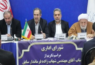 القاء کنندگان ناامیدی در جامعه آب به آسیاب دشمن می ریزند