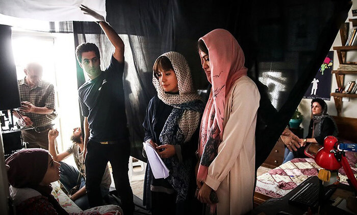 دستبهدست شدن «کاناپه» در فضای مجازی و سوالات همچنان بیپاسخ