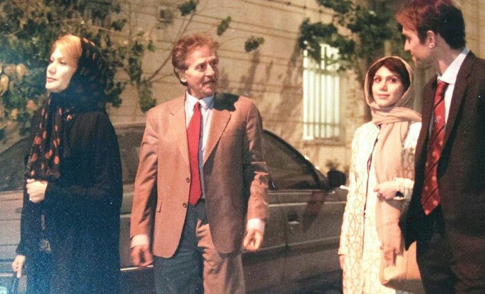 دستبهدست شدن «کاناپه» در فضای مجازی و سوالات همچنان بیپاسخ