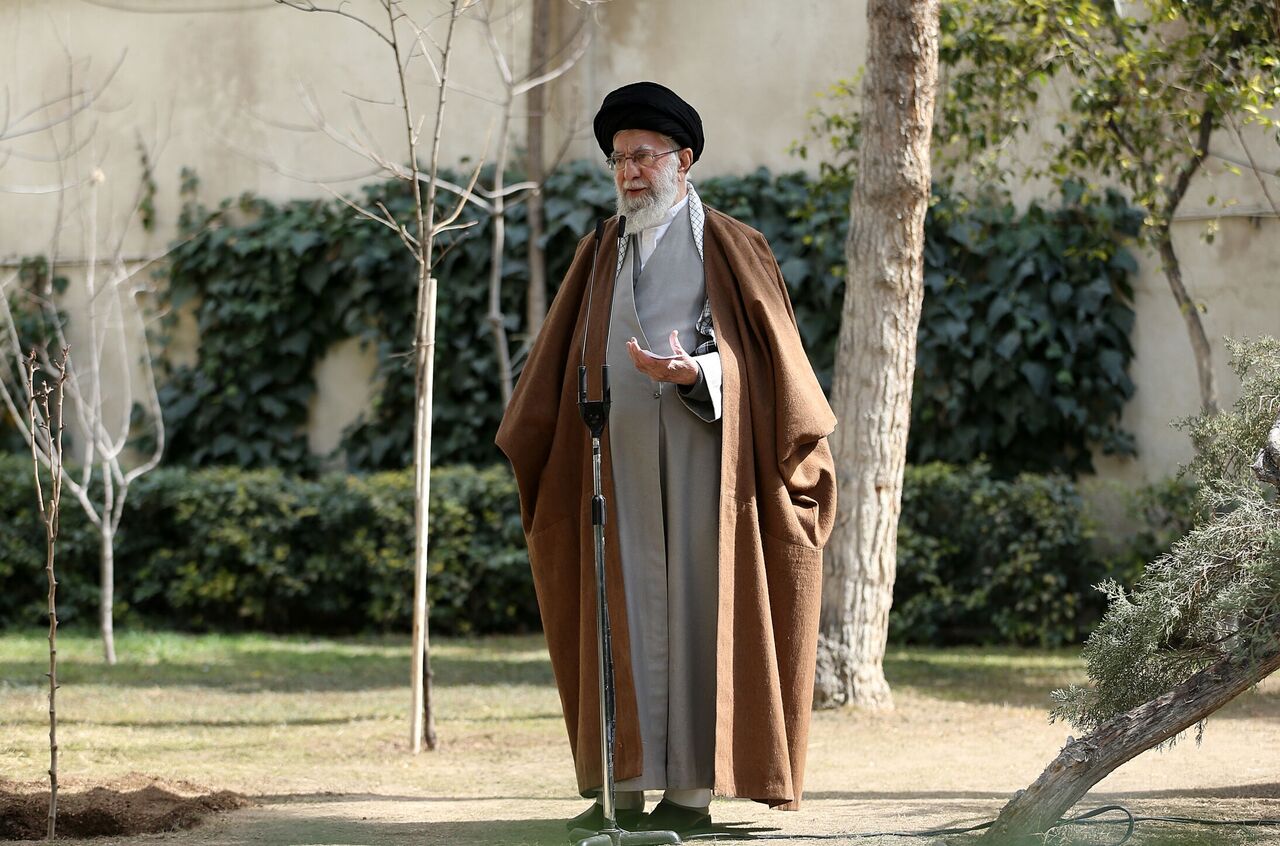 رهبر انقلاب: نهضت ملی درختکاری جدی گرفته شود و ادامه یابد رهبر انقلاب: نهضت ملی درختکاری جدی گرفته شود و ادامه یابد