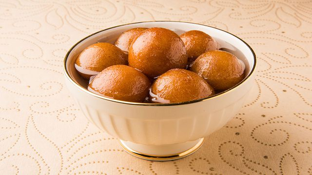 طرز تهیه لُقیمات (لُگیمات)؛ دسر عربی برای افطارهای رمضان