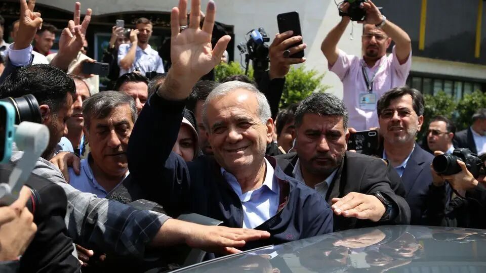 رئيس الجمهورية يواصل جولته على مدن محافظة طهران