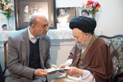 استاندار کرمانشاه با آیت الله میریونسی پدر شهید و مبارز انقلابی در کنگاور دیدار کرد