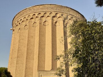 ری بر پیشانی تاریخ و دماوند بر بلندای ایران