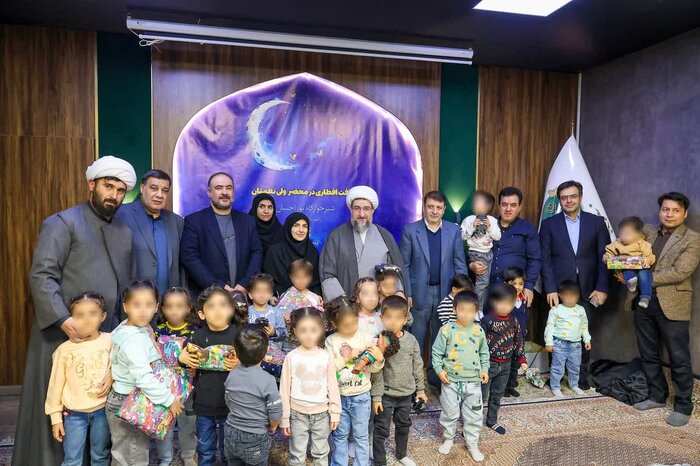 امام جمعه تبریز روزه خود را با کودکان بیسرپرست افطار کردند