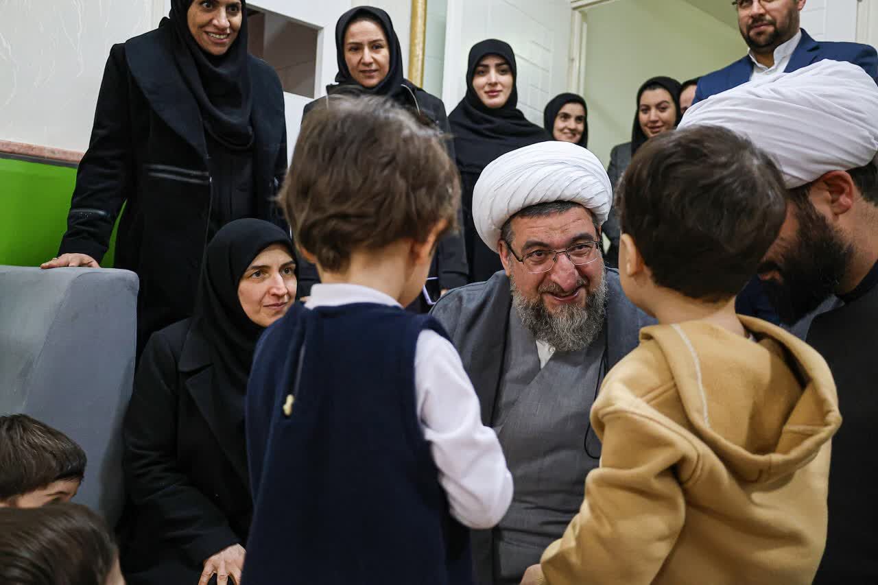 امام جمعه تبریز روزه خود را با کودکان بیسرپرست افطار کرد امام جمعه تبریز روزه خود را با کودکان بیسرپرست افطار کرد