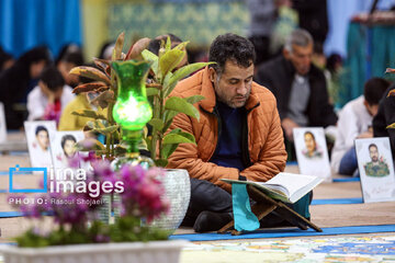 Recitación del Corán en Emamzadeh Ebrahim en Isfahán