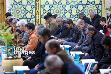 Recitación del Corán en Emamzadeh Ebrahim en Isfahán