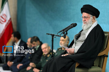 Leader receives group of officials, agents of the Government in Ramadan meeting