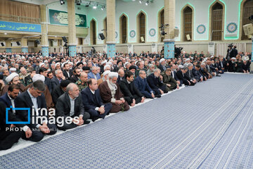 Leader receives group of officials, agents of the Government in Ramadan meeting