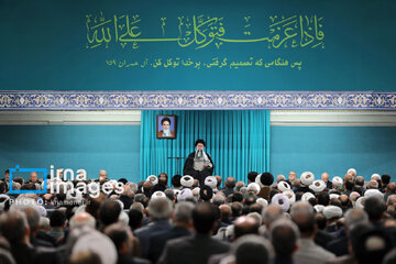 Leader receives group of officials, agents of the Government in Ramadan meeting