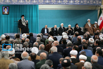 Leader receives group of officials, agents of the Government in Ramadan meeting