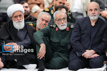 Leader receives group of officials, agents of the Government in Ramadan meeting