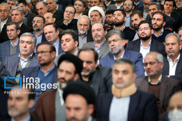Leader receives group of officials, agents of the Government in Ramadan meeting
