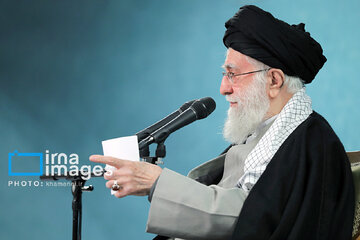 Leader receives group of officials, agents of the Government in Ramadan meeting