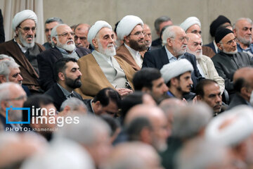 Leader receives group of officials, agents of the Government in Ramadan meeting