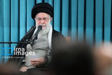 Leader receives group of officials, agents of the Government in Ramadan meeting