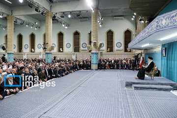 Leader receives group of officials, agents of the Government in Ramadan meeting