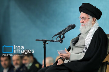 Leader receives group of officials, agents of the Government in Ramadan meeting