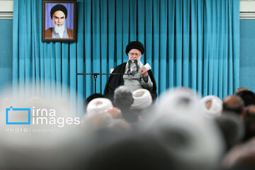 Leader receives group of officials, agents of the Government in Ramadan meeting