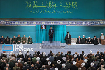 Leader receives group of officials, agents of the Government in Ramadan meeting