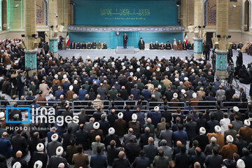 Leader receives group of officials, agents of the Government in Ramadan meeting