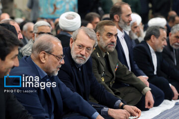 Leader receives group of officials, agents of the Government in Ramadan meeting