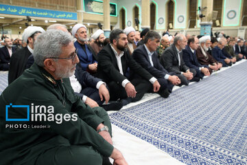 Leader receives group of officials, agents of the Government in Ramadan meeting