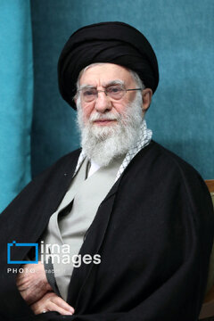 Leader receives group of officials, agents of the Government in Ramadan meeting