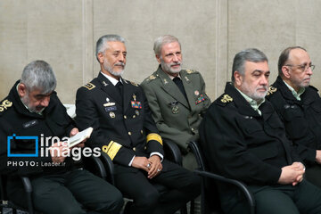Leader receives group of officials, agents of the Government in Ramadan meeting