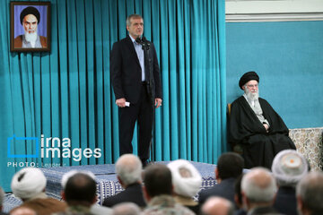 Leader receives group of officials, agents of the Government in Ramadan meeting