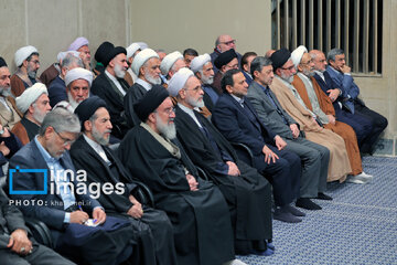 Leader receives group of officials, agents of the Government in Ramadan meeting