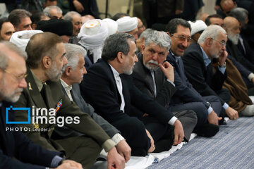 Leader receives group of officials, agents of the Government in Ramadan meeting