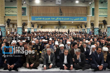 Leader receives group of officials, agents of the Government in Ramadan meeting