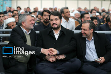 Leader receives group of officials, agents of the Government in Ramadan meeting
