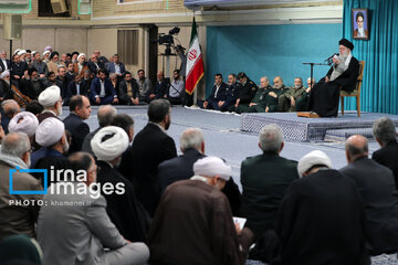 Leader receives group of officials, agents of the Government in Ramadan meeting