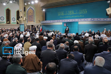 Leader receives group of officials, agents of the Government in Ramadan meeting