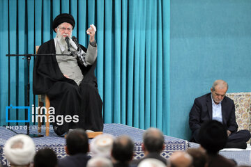 Leader receives group of officials, agents of the Government in Ramadan meeting