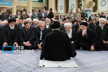 Leader receives group of officials, agents of the Government in Ramadan meeting