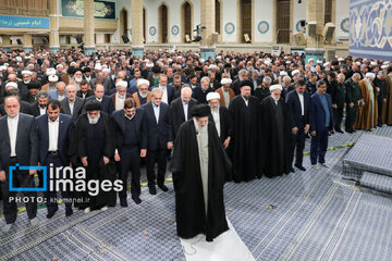 Leader receives group of officials, agents of the Government in Ramadan meeting
