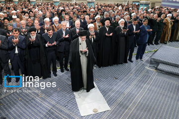 Leader receives group of officials, agents of the Government in Ramadan meeting