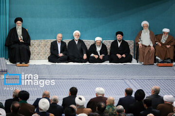 Leader receives group of officials, agents of the Government in Ramadan meeting