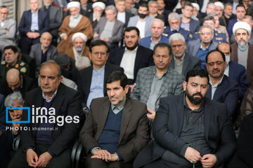 Leader receives group of officials, agents of the Government in Ramadan meeting