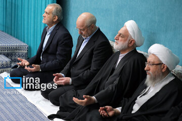 Leader receives group of officials, agents of the Government in Ramadan meeting