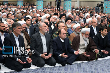 Leader receives group of officials, agents of the Government in Ramadan meeting