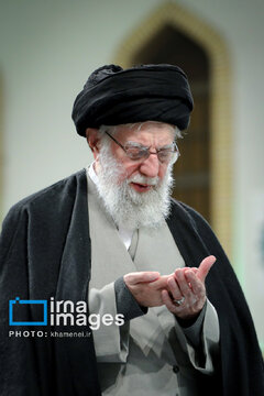 Leader receives group of officials, agents of the Government in Ramadan meeting