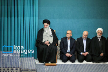Leader receives group of officials, agents of the Government in Ramadan meeting