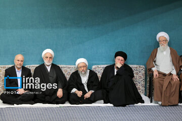 Leader receives group of officials, agents of the Government in Ramadan meeting