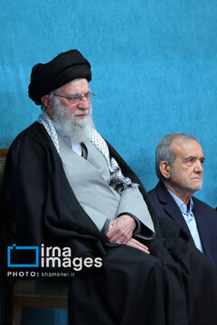 Leader receives group of officials, agents of the Government in Ramadan meeting